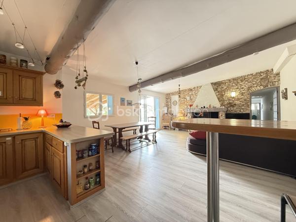Baisse de prix importante
Charmante bergerie avec 2 chambres , de plain pied avec un grand salon sejour cuisine ouverte, 
cheminée, une piscine sur plus de 2400m 2 de terrain.
Disponible pour davantage d informations au 0660998949