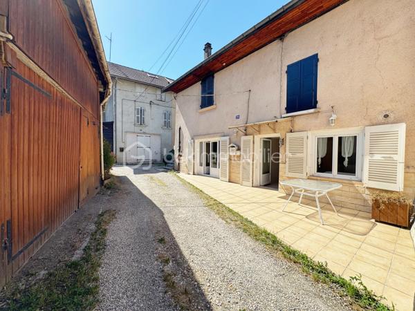 Découvrez en exclusivité avec David MUSTO ce grand T4 de 94m² à rafraîchir, situé au rez-de-chaussée d’une petite copropriété au centre-ville de Villard-Bonnot / Lancey.

Nous accédons au bien depuis une petite terrasse privative qui nous amène sur une grande cuisine avec coin repas de plus de 18m². La cuisine dessert le salon/séjour de 22m² avec une porte vitrée donnant accès vers l’extérieur, ainsi que la salle d’eau avec WC et un dégagement pouvant servir d’espace bureau desservant les trois chambres.
Les deux grandes chambres de 18,44m² et 14,43m² donnent accès à la dernière chambre de 10,54m² en enfilade.

À l’extérieur, face à la porte d’entrée, un grand garage/local indépendant offre de nombreuses possibilités de stationnement, stockage ou aménagement avec environ 64m² au rez-de-chaussée et une vingtaine de m² supplémentaires à l’étage, accessible par un petit escalier extérieur. Cette espace est idéal pour un artisan ou encore un artiste. 

Un bien avec de beaux volumes et un fort potentiel, idéal pour une famille ou pour un projet nécessitant de l’espace en centre-ville.
Les huisseries sont en très bon état, double vitrage Tryba. 

Transports :
Gare de Lancey à moins de 3 minutes à pied
Arrêt de bus à 1 minute

Commerces :
Carrefour City, boulangerie, pharmacie, tabac… accessibles à pied.