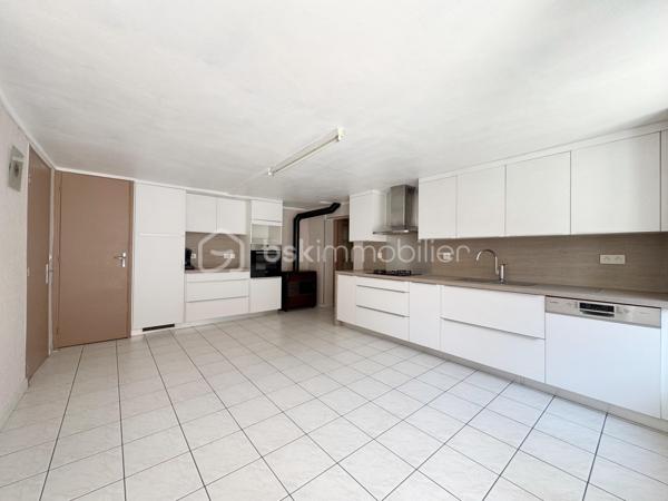 Découvrez en exclusivité avec David MUSTO ce grand T4 de 94m² à rafraîchir, situé au rez-de-chaussée d’une petite copropriété au centre-ville de Villard-Bonnot / Lancey.

Nous accédons au bien depuis une petite terrasse privative qui nous amène sur une grande cuisine avec coin repas de plus de 18m². La cuisine dessert le salon/séjour de 22m² avec une porte vitrée donnant accès vers l’extérieur, ainsi que la salle d’eau avec WC et un dégagement pouvant servir d’espace bureau desservant les trois chambres.
Les deux grandes chambres de 18,44m² et 14,43m² donnent accès à la dernière chambre de 10,54m² en enfilade.

À l’extérieur, face à la porte d’entrée, un grand garage/local indépendant offre de nombreuses possibilités de stationnement, stockage ou aménagement avec environ 64m² au rez-de-chaussée et une vingtaine de m² supplémentaires à l’étage, accessible par un petit escalier extérieur. Cette espace est idéal pour un artisan ou encore un artiste. 

Un bien avec de beaux volumes et un fort potentiel, idéal pour une famille ou pour un projet nécessitant de l’espace en centre-ville.
Les huisseries sont en très bon état, double vitrage Tryba. 

Transports :
Gare de Lancey à moins de 3 minutes à pied
Arrêt de bus à 1 minute

Commerces :
Carrefour City, boulangerie, pharmacie, tabac… accessibles à pied.