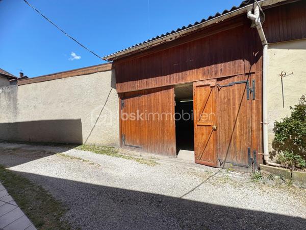 Découvrez en exclusivité avec David MUSTO ce grand T4 de 94m² à rafraîchir, situé au rez-de-chaussée d’une petite copropriété au centre-ville de Villard-Bonnot / Lancey.

Nous accédons au bien depuis une petite terrasse privative qui nous amène sur une grande cuisine avec coin repas de plus de 18m². La cuisine dessert le salon/séjour de 22m² avec une porte vitrée donnant accès vers l’extérieur, ainsi que la salle d’eau avec WC et un dégagement pouvant servir d’espace bureau desservant les trois chambres.
Les deux grandes chambres de 18,44m² et 14,43m² donnent accès à la dernière chambre de 10,54m² en enfilade.

À l’extérieur, face à la porte d’entrée, un grand garage/local indépendant offre de nombreuses possibilités de stationnement, stockage ou aménagement avec environ 64m² au rez-de-chaussée et une vingtaine de m² supplémentaires à l’étage, accessible par un petit escalier extérieur. Cette espace est idéal pour un artisan ou encore un artiste. 

Un bien avec de beaux volumes et un fort potentiel, idéal pour une famille ou pour un projet nécessitant de l’espace en centre-ville.
Les huisseries sont en très bon état, double vitrage Tryba. 

Transports :
Gare de Lancey à moins de 3 minutes à pied
Arrêt de bus à 1 minute

Commerces :
Carrefour City, boulangerie, pharmacie, tabac… accessibles à pied.