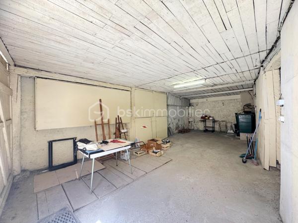 Découvrez en exclusivité avec David MUSTO ce grand T4 de 94m² à rafraîchir, situé au rez-de-chaussée d’une petite copropriété au centre-ville de Villard-Bonnot / Lancey.

Nous accédons au bien depuis une petite terrasse privative qui nous amène sur une grande cuisine avec coin repas de plus de 18m². La cuisine dessert le salon/séjour de 22m² avec une porte vitrée donnant accès vers l’extérieur, ainsi que la salle d’eau avec WC et un dégagement pouvant servir d’espace bureau desservant les trois chambres.
Les deux grandes chambres de 18,44m² et 14,43m² donnent accès à la dernière chambre de 10,54m² en enfilade.

À l’extérieur, face à la porte d’entrée, un grand garage/local indépendant offre de nombreuses possibilités de stationnement, stockage ou aménagement avec environ 64m² au rez-de-chaussée et une vingtaine de m² supplémentaires à l’étage, accessible par un petit escalier extérieur. Cette espace est idéal pour un artisan ou encore un artiste. 

Un bien avec de beaux volumes et un fort potentiel, idéal pour une famille ou pour un projet nécessitant de l’espace en centre-ville.
Les huisseries sont en très bon état, double vitrage Tryba. 

Transports :
Gare de Lancey à moins de 3 minutes à pied
Arrêt de bus à 1 minute

Commerces :
Carrefour City, boulangerie, pharmacie, tabac… accessibles à pied.