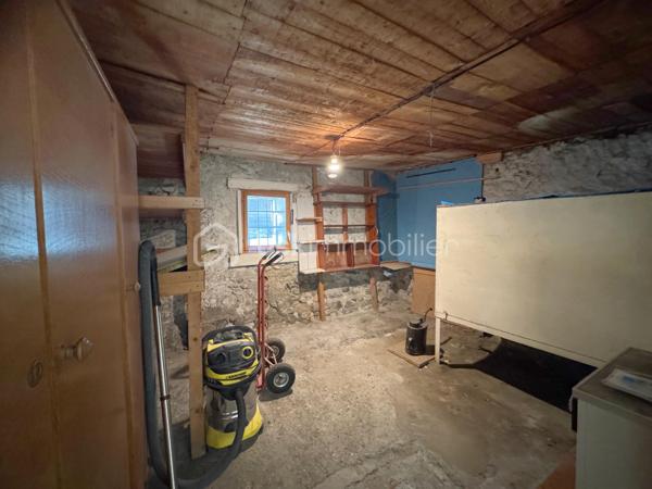 Découvrez en exclusivité avec David MUSTO ce grand T4 de 94m² à rafraîchir, situé au rez-de-chaussée d’une petite copropriété au centre-ville de Villard-Bonnot / Lancey.

Nous accédons au bien depuis une petite terrasse privative qui nous amène sur une grande cuisine avec coin repas de plus de 18m². La cuisine dessert le salon/séjour de 22m² avec une porte vitrée donnant accès vers l’extérieur, ainsi que la salle d’eau avec WC et un dégagement pouvant servir d’espace bureau desservant les trois chambres.
Les deux grandes chambres de 18,44m² et 14,43m² donnent accès à la dernière chambre de 10,54m² en enfilade.

À l’extérieur, face à la porte d’entrée, un grand garage/local indépendant offre de nombreuses possibilités de stationnement, stockage ou aménagement avec environ 64m² au rez-de-chaussée et une vingtaine de m² supplémentaires à l’étage, accessible par un petit escalier extérieur. Cette espace est idéal pour un artisan ou encore un artiste. 

Un bien avec de beaux volumes et un fort potentiel, idéal pour une famille ou pour un projet nécessitant de l’espace en centre-ville.
Les huisseries sont en très bon état, double vitrage Tryba. 

Transports :
Gare de Lancey à moins de 3 minutes à pied
Arrêt de bus à 1 minute

Commerces :
Carrefour City, boulangerie, pharmacie, tabac… accessibles à pied.