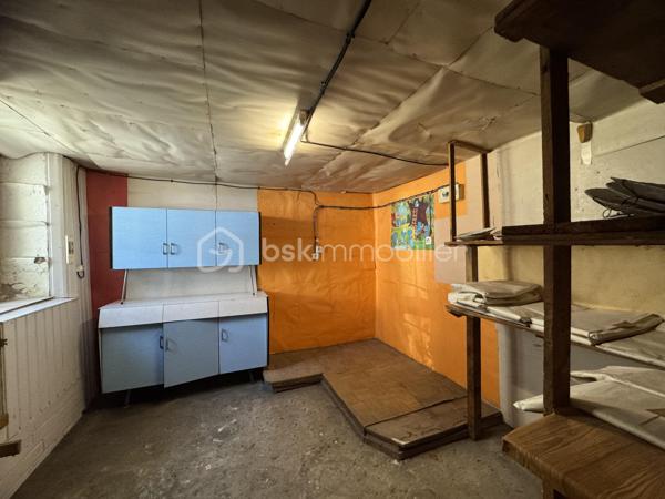 Découvrez en exclusivité avec David MUSTO ce grand T4 de 94m² à rafraîchir, situé au rez-de-chaussée d’une petite copropriété au centre-ville de Villard-Bonnot / Lancey.

Nous accédons au bien depuis une petite terrasse privative qui nous amène sur une grande cuisine avec coin repas de plus de 18m². La cuisine dessert le salon/séjour de 22m² avec une porte vitrée donnant accès vers l’extérieur, ainsi que la salle d’eau avec WC et un dégagement pouvant servir d’espace bureau desservant les trois chambres.
Les deux grandes chambres de 18,44m² et 14,43m² donnent accès à la dernière chambre de 10,54m² en enfilade.

À l’extérieur, face à la porte d’entrée, un grand garage/local indépendant offre de nombreuses possibilités de stationnement, stockage ou aménagement avec environ 64m² au rez-de-chaussée et une vingtaine de m² supplémentaires à l’étage, accessible par un petit escalier extérieur. Cette espace est idéal pour un artisan ou encore un artiste. 

Un bien avec de beaux volumes et un fort potentiel, idéal pour une famille ou pour un projet nécessitant de l’espace en centre-ville.
Les huisseries sont en très bon état, double vitrage Tryba. 

Transports :
Gare de Lancey à moins de 3 minutes à pied
Arrêt de bus à 1 minute

Commerces :
Carrefour City, boulangerie, pharmacie, tabac… accessibles à pied.