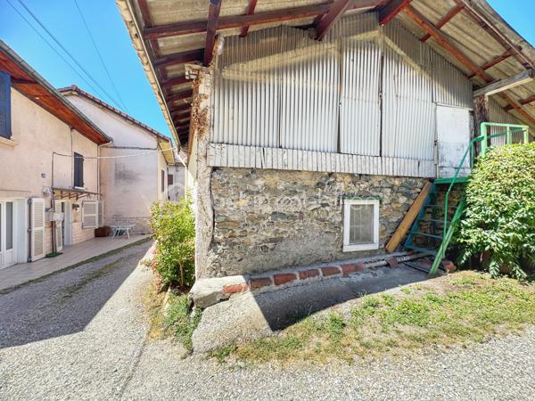Découvrez en exclusivité avec David MUSTO ce grand T4 de 94m² à rafraîchir, situé au rez-de-chaussée d’une petite copropriété au centre-ville de Villard-Bonnot / Lancey.

Nous accédons au bien depuis une petite terrasse privative qui nous amène sur une grande cuisine avec coin repas de plus de 18m². La cuisine dessert le salon/séjour de 22m² avec une porte vitrée donnant accès vers l’extérieur, ainsi que la salle d’eau avec WC et un dégagement pouvant servir d’espace bureau desservant les trois chambres.
Les deux grandes chambres de 18,44m² et 14,43m² donnent accès à la dernière chambre de 10,54m² en enfilade.

À l’extérieur, face à la porte d’entrée, un grand garage/local indépendant offre de nombreuses possibilités de stationnement, stockage ou aménagement avec environ 64m² au rez-de-chaussée et une vingtaine de m² supplémentaires à l’étage, accessible par un petit escalier extérieur. Cette espace est idéal pour un artisan ou encore un artiste. 

Un bien avec de beaux volumes et un fort potentiel, idéal pour une famille ou pour un projet nécessitant de l’espace en centre-ville.
Les huisseries sont en très bon état, double vitrage Tryba. 

Transports :
Gare de Lancey à moins de 3 minutes à pied
Arrêt de bus à 1 minute

Commerces :
Carrefour City, boulangerie, pharmacie, tabac… accessibles à pied.