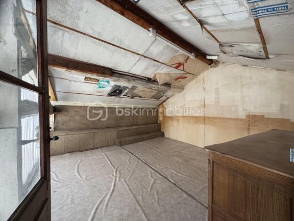 Découvrez en exclusivité avec David MUSTO ce grand T4 de 94m² à rafraîchir, situé au rez-de-chaussée d’une petite copropriété au centre-ville de Villard-Bonnot / Lancey.

Nous accédons au bien depuis une petite terrasse privative qui nous amène sur une grande cuisine avec coin repas de plus de 18m². La cuisine dessert le salon/séjour de 22m² avec une porte vitrée donnant accès vers l’extérieur, ainsi que la salle d’eau avec WC et un dégagement pouvant servir d’espace bureau desservant les trois chambres.
Les deux grandes chambres de 18,44m² et 14,43m² donnent accès à la dernière chambre de 10,54m² en enfilade.

À l’extérieur, face à la porte d’entrée, un grand garage/local indépendant offre de nombreuses possibilités de stationnement, stockage ou aménagement avec environ 64m² au rez-de-chaussée et une vingtaine de m² supplémentaires à l’étage, accessible par un petit escalier extérieur. Cette espace est idéal pour un artisan ou encore un artiste. 

Un bien avec de beaux volumes et un fort potentiel, idéal pour une famille ou pour un projet nécessitant de l’espace en centre-ville.
Les huisseries sont en très bon état, double vitrage Tryba. 

Transports :
Gare de Lancey à moins de 3 minutes à pied
Arrêt de bus à 1 minute

Commerces :
Carrefour City, boulangerie, pharmacie, tabac… accessibles à pied.