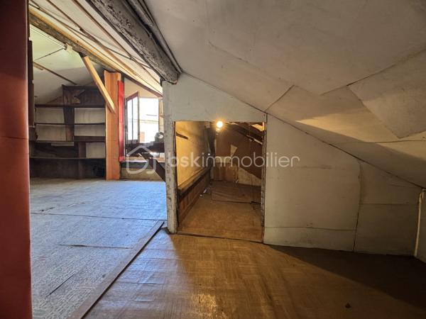 Découvrez en exclusivité avec David MUSTO ce grand T4 de 94m² à rafraîchir, situé au rez-de-chaussée d’une petite copropriété au centre-ville de Villard-Bonnot / Lancey.

Nous accédons au bien depuis une petite terrasse privative qui nous amène sur une grande cuisine avec coin repas de plus de 18m². La cuisine dessert le salon/séjour de 22m² avec une porte vitrée donnant accès vers l’extérieur, ainsi que la salle d’eau avec WC et un dégagement pouvant servir d’espace bureau desservant les trois chambres.
Les deux grandes chambres de 18,44m² et 14,43m² donnent accès à la dernière chambre de 10,54m² en enfilade.

À l’extérieur, face à la porte d’entrée, un grand garage/local indépendant offre de nombreuses possibilités de stationnement, stockage ou aménagement avec environ 64m² au rez-de-chaussée et une vingtaine de m² supplémentaires à l’étage, accessible par un petit escalier extérieur. Cette espace est idéal pour un artisan ou encore un artiste. 

Un bien avec de beaux volumes et un fort potentiel, idéal pour une famille ou pour un projet nécessitant de l’espace en centre-ville.
Les huisseries sont en très bon état, double vitrage Tryba. 

Transports :
Gare de Lancey à moins de 3 minutes à pied
Arrêt de bus à 1 minute

Commerces :
Carrefour City, boulangerie, pharmacie, tabac… accessibles à pied.