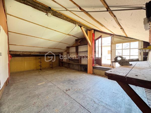 Découvrez en exclusivité avec David MUSTO ce grand T4 de 94m² à rafraîchir, situé au rez-de-chaussée d’une petite copropriété au centre-ville de Villard-Bonnot / Lancey.

Nous accédons au bien depuis une petite terrasse privative qui nous amène sur une grande cuisine avec coin repas de plus de 18m². La cuisine dessert le salon/séjour de 22m² avec une porte vitrée donnant accès vers l’extérieur, ainsi que la salle d’eau avec WC et un dégagement pouvant servir d’espace bureau desservant les trois chambres.
Les deux grandes chambres de 18,44m² et 14,43m² donnent accès à la dernière chambre de 10,54m² en enfilade.

À l’extérieur, face à la porte d’entrée, un grand garage/local indépendant offre de nombreuses possibilités de stationnement, stockage ou aménagement avec environ 64m² au rez-de-chaussée et une vingtaine de m² supplémentaires à l’étage, accessible par un petit escalier extérieur. Cette espace est idéal pour un artisan ou encore un artiste. 

Un bien avec de beaux volumes et un fort potentiel, idéal pour une famille ou pour un projet nécessitant de l’espace en centre-ville.
Les huisseries sont en très bon état, double vitrage Tryba. 

Transports :
Gare de Lancey à moins de 3 minutes à pied
Arrêt de bus à 1 minute

Commerces :
Carrefour City, boulangerie, pharmacie, tabac… accessibles à pied.