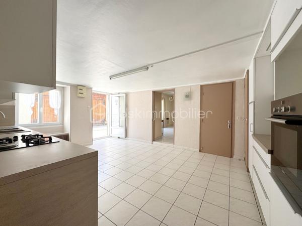 Découvrez en exclusivité avec David MUSTO ce grand T4 de 94m² à rafraîchir, situé au rez-de-chaussée d’une petite copropriété au centre-ville de Villard-Bonnot / Lancey.

Nous accédons au bien depuis une petite terrasse privative qui nous amène sur une grande cuisine avec coin repas de plus de 18m². La cuisine dessert le salon/séjour de 22m² avec une porte vitrée donnant accès vers l’extérieur, ainsi que la salle d’eau avec WC et un dégagement pouvant servir d’espace bureau desservant les trois chambres.
Les deux grandes chambres de 18,44m² et 14,43m² donnent accès à la dernière chambre de 10,54m² en enfilade.

À l’extérieur, face à la porte d’entrée, un grand garage/local indépendant offre de nombreuses possibilités de stationnement, stockage ou aménagement avec environ 64m² au rez-de-chaussée et une vingtaine de m² supplémentaires à l’étage, accessible par un petit escalier extérieur. Cette espace est idéal pour un artisan ou encore un artiste. 

Un bien avec de beaux volumes et un fort potentiel, idéal pour une famille ou pour un projet nécessitant de l’espace en centre-ville.
Les huisseries sont en très bon état, double vitrage Tryba. 

Transports :
Gare de Lancey à moins de 3 minutes à pied
Arrêt de bus à 1 minute

Commerces :
Carrefour City, boulangerie, pharmacie, tabac… accessibles à pied.