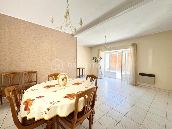 Découvrez en exclusivité avec David MUSTO ce grand T4 de 94m² à rafraîchir, situé au rez-de-chaussée d’une petite copropriété au centre-ville de Villard-Bonnot / Lancey.

Nous accédons au bien depuis une petite terrasse privative qui nous amène sur une grande cuisine avec coin repas de plus de 18m². La cuisine dessert le salon/séjour de 22m² avec une porte vitrée donnant accès vers l’extérieur, ainsi que la salle d’eau avec WC et un dégagement pouvant servir d’espace bureau desservant les trois chambres.
Les deux grandes chambres de 18,44m² et 14,43m² donnent accès à la dernière chambre de 10,54m² en enfilade.

À l’extérieur, face à la porte d’entrée, un grand garage/local indépendant offre de nombreuses possibilités de stationnement, stockage ou aménagement avec environ 64m² au rez-de-chaussée et une vingtaine de m² supplémentaires à l’étage, accessible par un petit escalier extérieur. Cette espace est idéal pour un artisan ou encore un artiste. 

Un bien avec de beaux volumes et un fort potentiel, idéal pour une famille ou pour un projet nécessitant de l’espace en centre-ville.
Les huisseries sont en très bon état, double vitrage Tryba. 

Transports :
Gare de Lancey à moins de 3 minutes à pied
Arrêt de bus à 1 minute

Commerces :
Carrefour City, boulangerie, pharmacie, tabac… accessibles à pied.