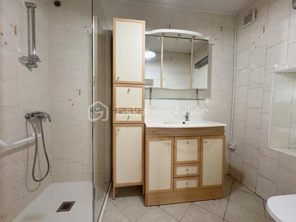 Découvrez en exclusivité avec David MUSTO ce grand T4 de 94m² à rafraîchir, situé au rez-de-chaussée d’une petite copropriété au centre-ville de Villard-Bonnot / Lancey.

Nous accédons au bien depuis une petite terrasse privative qui nous amène sur une grande cuisine avec coin repas de plus de 18m². La cuisine dessert le salon/séjour de 22m² avec une porte vitrée donnant accès vers l’extérieur, ainsi que la salle d’eau avec WC et un dégagement pouvant servir d’espace bureau desservant les trois chambres.
Les deux grandes chambres de 18,44m² et 14,43m² donnent accès à la dernière chambre de 10,54m² en enfilade.

À l’extérieur, face à la porte d’entrée, un grand garage/local indépendant offre de nombreuses possibilités de stationnement, stockage ou aménagement avec environ 64m² au rez-de-chaussée et une vingtaine de m² supplémentaires à l’étage, accessible par un petit escalier extérieur. Cette espace est idéal pour un artisan ou encore un artiste. 

Un bien avec de beaux volumes et un fort potentiel, idéal pour une famille ou pour un projet nécessitant de l’espace en centre-ville.
Les huisseries sont en très bon état, double vitrage Tryba. 

Transports :
Gare de Lancey à moins de 3 minutes à pied
Arrêt de bus à 1 minute

Commerces :
Carrefour City, boulangerie, pharmacie, tabac… accessibles à pied.