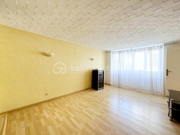 Découvrez en exclusivité avec David MUSTO ce grand T4 de 94m² à rafraîchir, situé au rez-de-chaussée d’une petite copropriété au centre-ville de Villard-Bonnot / Lancey.

Nous accédons au bien depuis une petite terrasse privative qui nous amène sur une grande cuisine avec coin repas de plus de 18m². La cuisine dessert le salon/séjour de 22m² avec une porte vitrée donnant accès vers l’extérieur, ainsi que la salle d’eau avec WC et un dégagement pouvant servir d’espace bureau desservant les trois chambres.
Les deux grandes chambres de 18,44m² et 14,43m² donnent accès à la dernière chambre de 10,54m² en enfilade.

À l’extérieur, face à la porte d’entrée, un grand garage/local indépendant offre de nombreuses possibilités de stationnement, stockage ou aménagement avec environ 64m² au rez-de-chaussée et une vingtaine de m² supplémentaires à l’étage, accessible par un petit escalier extérieur. Cette espace est idéal pour un artisan ou encore un artiste. 

Un bien avec de beaux volumes et un fort potentiel, idéal pour une famille ou pour un projet nécessitant de l’espace en centre-ville.
Les huisseries sont en très bon état, double vitrage Tryba. 

Transports :
Gare de Lancey à moins de 3 minutes à pied
Arrêt de bus à 1 minute

Commerces :
Carrefour City, boulangerie, pharmacie, tabac… accessibles à pied.