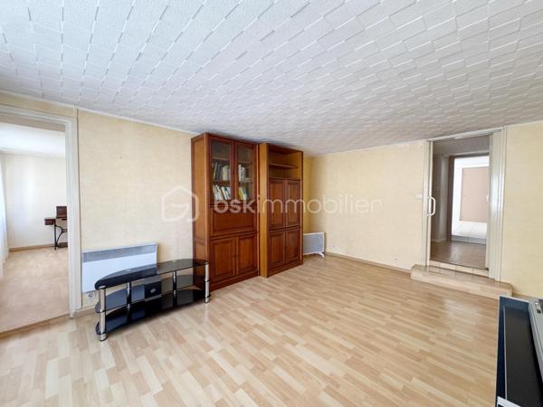 Découvrez en exclusivité avec David MUSTO ce grand T4 de 94m² à rafraîchir, situé au rez-de-chaussée d’une petite copropriété au centre-ville de Villard-Bonnot / Lancey.

Nous accédons au bien depuis une petite terrasse privative qui nous amène sur une grande cuisine avec coin repas de plus de 18m². La cuisine dessert le salon/séjour de 22m² avec une porte vitrée donnant accès vers l’extérieur, ainsi que la salle d’eau avec WC et un dégagement pouvant servir d’espace bureau desservant les trois chambres.
Les deux grandes chambres de 18,44m² et 14,43m² donnent accès à la dernière chambre de 10,54m² en enfilade.

À l’extérieur, face à la porte d’entrée, un grand garage/local indépendant offre de nombreuses possibilités de stationnement, stockage ou aménagement avec environ 64m² au rez-de-chaussée et une vingtaine de m² supplémentaires à l’étage, accessible par un petit escalier extérieur. Cette espace est idéal pour un artisan ou encore un artiste. 

Un bien avec de beaux volumes et un fort potentiel, idéal pour une famille ou pour un projet nécessitant de l’espace en centre-ville.
Les huisseries sont en très bon état, double vitrage Tryba. 

Transports :
Gare de Lancey à moins de 3 minutes à pied
Arrêt de bus à 1 minute

Commerces :
Carrefour City, boulangerie, pharmacie, tabac… accessibles à pied.
