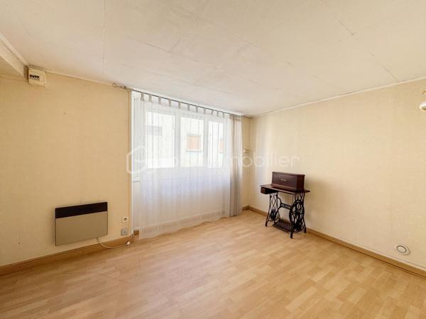 Découvrez en exclusivité avec David MUSTO ce grand T4 de 94m² à rafraîchir, situé au rez-de-chaussée d’une petite copropriété au centre-ville de Villard-Bonnot / Lancey.

Nous accédons au bien depuis une petite terrasse privative qui nous amène sur une grande cuisine avec coin repas de plus de 18m². La cuisine dessert le salon/séjour de 22m² avec une porte vitrée donnant accès vers l’extérieur, ainsi que la salle d’eau avec WC et un dégagement pouvant servir d’espace bureau desservant les trois chambres.
Les deux grandes chambres de 18,44m² et 14,43m² donnent accès à la dernière chambre de 10,54m² en enfilade.

À l’extérieur, face à la porte d’entrée, un grand garage/local indépendant offre de nombreuses possibilités de stationnement, stockage ou aménagement avec environ 64m² au rez-de-chaussée et une vingtaine de m² supplémentaires à l’étage, accessible par un petit escalier extérieur. Cette espace est idéal pour un artisan ou encore un artiste. 

Un bien avec de beaux volumes et un fort potentiel, idéal pour une famille ou pour un projet nécessitant de l’espace en centre-ville.
Les huisseries sont en très bon état, double vitrage Tryba. 

Transports :
Gare de Lancey à moins de 3 minutes à pied
Arrêt de bus à 1 minute

Commerces :
Carrefour City, boulangerie, pharmacie, tabac… accessibles à pied.
