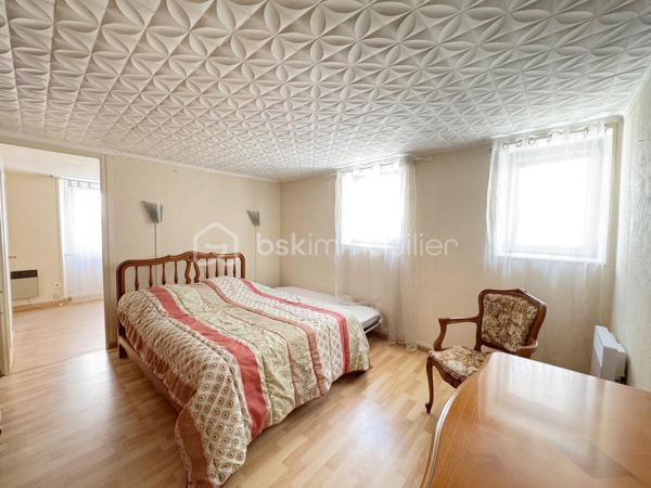 Découvrez en exclusivité avec David MUSTO ce grand T4 de 94m² à rafraîchir, situé au rez-de-chaussée d’une petite copropriété au centre-ville de Villard-Bonnot / Lancey.

Nous accédons au bien depuis une petite terrasse privative qui nous amène sur une grande cuisine avec coin repas de plus de 18m². La cuisine dessert le salon/séjour de 22m² avec une porte vitrée donnant accès vers l’extérieur, ainsi que la salle d’eau avec WC et un dégagement pouvant servir d’espace bureau desservant les trois chambres.
Les deux grandes chambres de 18,44m² et 14,43m² donnent accès à la dernière chambre de 10,54m² en enfilade.

À l’extérieur, face à la porte d’entrée, un grand garage/local indépendant offre de nombreuses possibilités de stationnement, stockage ou aménagement avec environ 64m² au rez-de-chaussée et une vingtaine de m² supplémentaires à l’étage, accessible par un petit escalier extérieur. Cette espace est idéal pour un artisan ou encore un artiste. 

Un bien avec de beaux volumes et un fort potentiel, idéal pour une famille ou pour un projet nécessitant de l’espace en centre-ville.
Les huisseries sont en très bon état, double vitrage Tryba. 

Transports :
Gare de Lancey à moins de 3 minutes à pied
Arrêt de bus à 1 minute

Commerces :
Carrefour City, boulangerie, pharmacie, tabac… accessibles à pied.