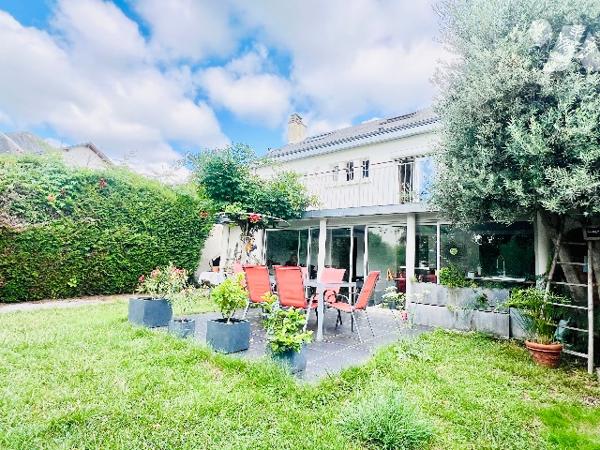 SAINT-CYR-SUR-LOIRE
Av. de la République
Idéalement située