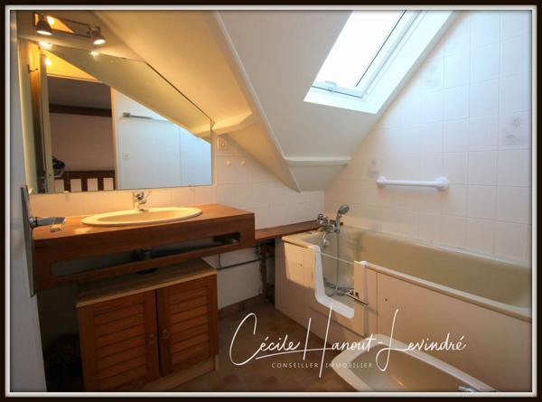 Saint-Pair-sur-Mer (50380) SAINT-PAIR SUR MER - 1 km de la plage Pont-Bleu. Pavillon 1976 - 110 m² - 6 pièces - 3 chambres. Terrain 750 m