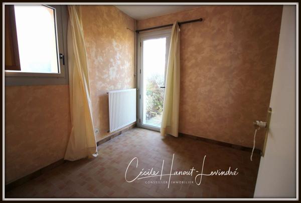 Saint-Pair-sur-Mer (50380) SAINT-PAIR SUR MER - 1 km de la plage Pont-Bleu. Pavillon 1976 - 110 m² - 6 pièces - 3 chambres. Terrain 750 m