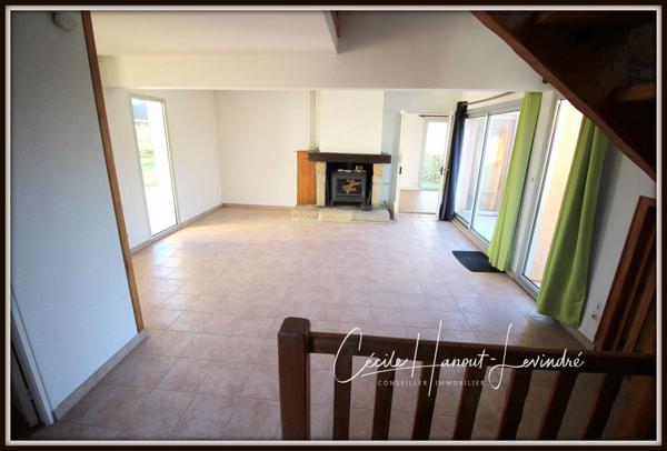 Saint-Pair-sur-Mer (50380) SAINT-PAIR SUR MER - 1 km de la plage Pont-Bleu. Pavillon 1976 - 110 m² - 6 pièces - 3 chambres. Terrain 750 m