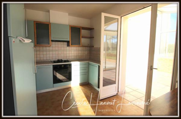 Saint-Pair-sur-Mer (50380) SAINT-PAIR SUR MER - 1 km de la plage Pont-Bleu. Pavillon 1976 - 110 m² - 6 pièces - 3 chambres. Terrain 750 m