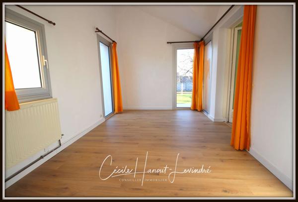 Saint-Pair-sur-Mer (50380) SAINT-PAIR SUR MER - 1 km de la plage Pont-Bleu. Pavillon 1976 - 110 m² - 6 pièces - 3 chambres. Terrain 750 m