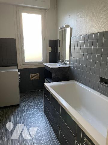 LORIENT - CENTRE immeuble mixte de 887 m² - commerces et 2 appartements