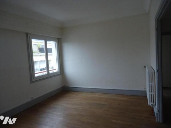 LORIENT - CENTRE immeuble mixte de 887 m² - commerces et 2 appartements