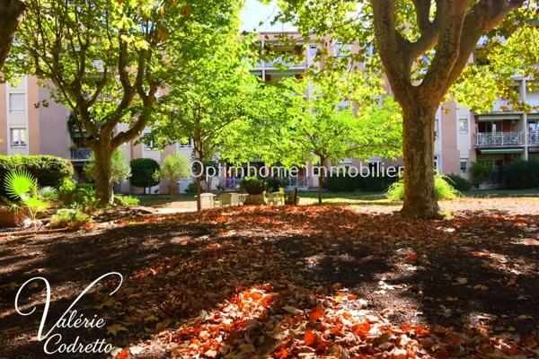 À vendre – Appartement T2 orienté sud-est dans résidence services "Les Sérianes" à Hyères