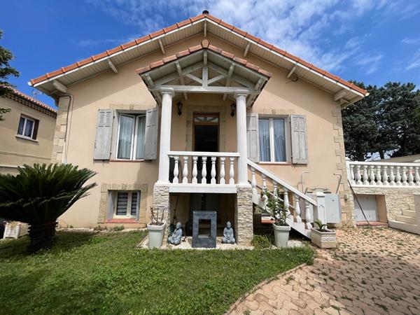 Maison + Appartement de 260 m² à PEYROLLES EN PROVENCE