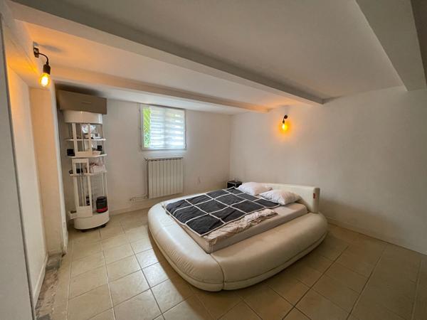 Maison + Appartement de 260 m² à PEYROLLES EN PROVENCE