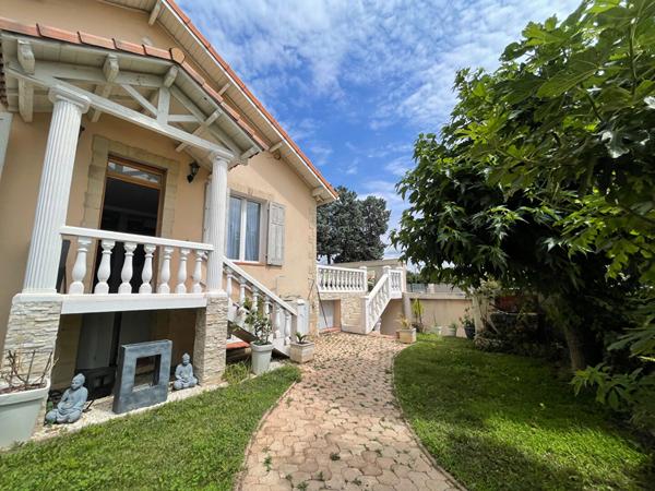 Maison + Appartement de 260 m² à PEYROLLES EN PROVENCE