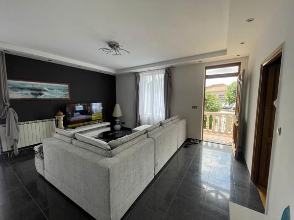 Maison + Appartement de 260 m² à PEYROLLES EN PROVENCE