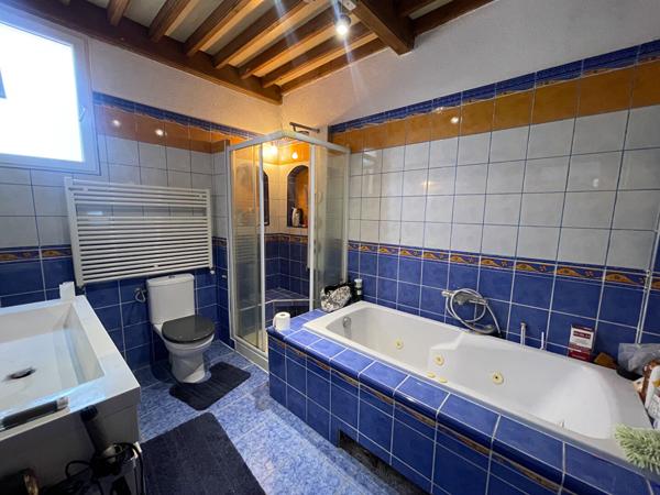 Maison + Appartement de 260 m² à PEYROLLES EN PROVENCE