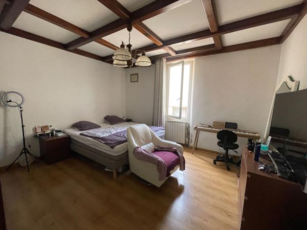 Maison + Appartement de 260 m² à PEYROLLES EN PROVENCE