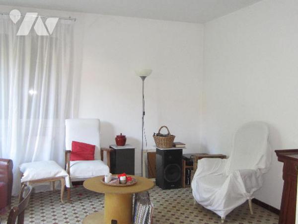Belle petite maison de village plain-pied avec grand garage et jardin avec point de vue.