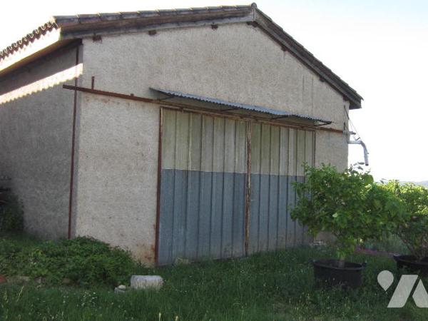 Belle petite maison de village plain-pied avec grand garage et jardin avec point de vue.