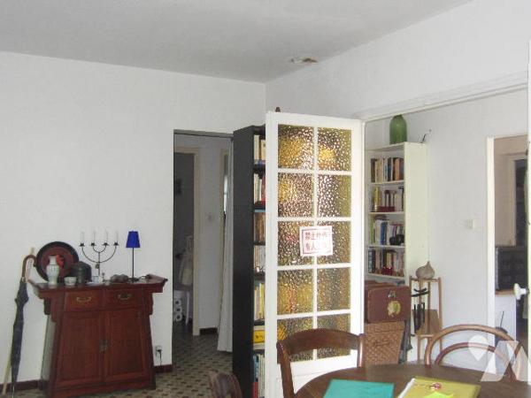 Belle petite maison de village plain-pied avec grand garage et jardin avec point de vue.