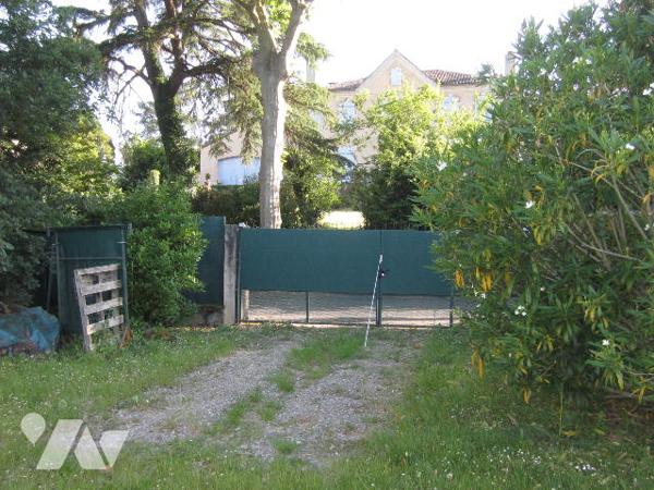 Belle petite maison de village plain-pied avec grand garage et jardin avec point de vue.