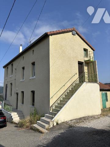 Maison de 160 m² habitables possibles et dépendances à rafraichir