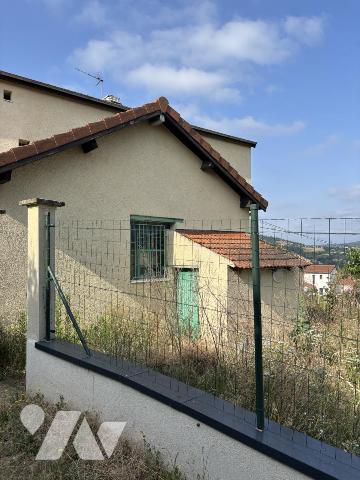 Maison de 160 m² habitables possibles et dépendances à rafraichir
