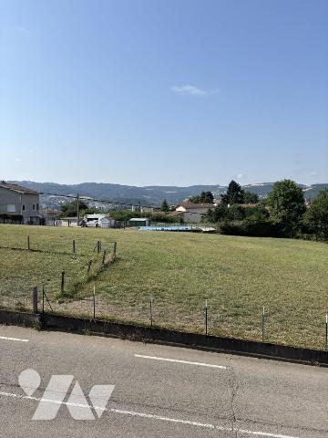 Maison de 160 m² habitables possibles et dépendances à rafraichir