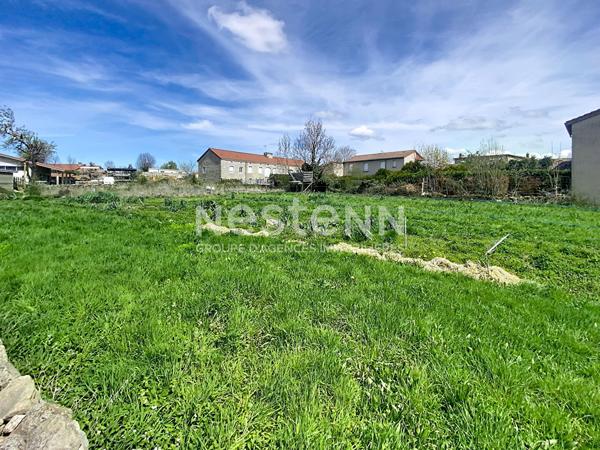 À vendre / Belle parcelle constructible de plus de 2000 m² au coeur de Grazac