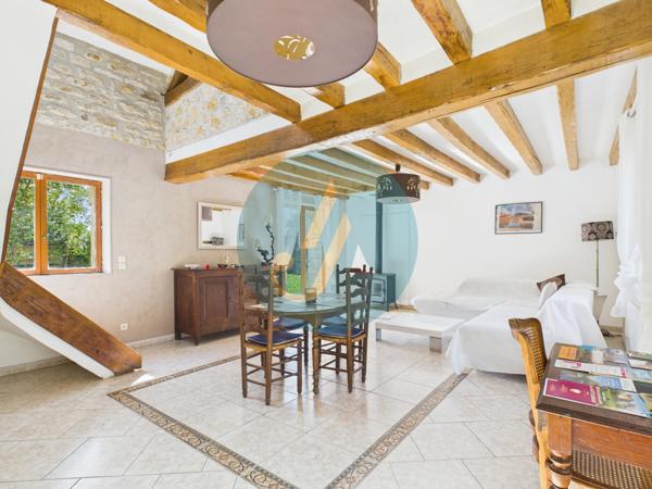 Perroy (58220) Charmante longère en pierres rénovée avec dépendances sur terrain clos.