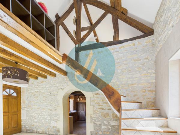 Perroy (58220) Charmante longère en pierres rénovée avec dépendances sur terrain clos.