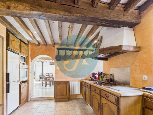 Perroy (58220) Charmante longère en pierres rénovée avec dépendances sur terrain clos.