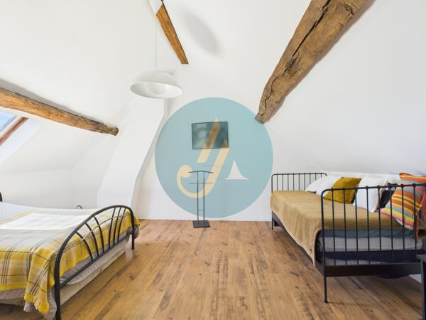 Perroy (58220) Charmante longère en pierres rénovée avec dépendances sur terrain clos.