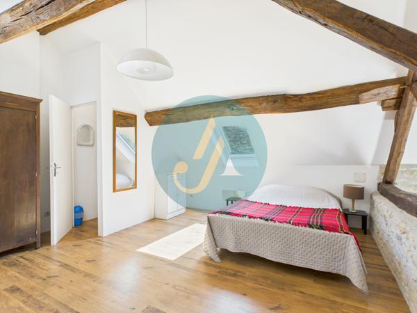 Perroy (58220) Charmante longère en pierres rénovée avec dépendances sur terrain clos.