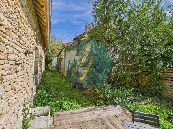 Perroy (58220) Charmante longère en pierres rénovée avec dépendances sur terrain clos.