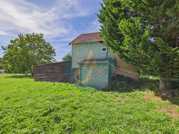 Perroy (58220) Charmante longère en pierres rénovée avec dépendances sur terrain clos.