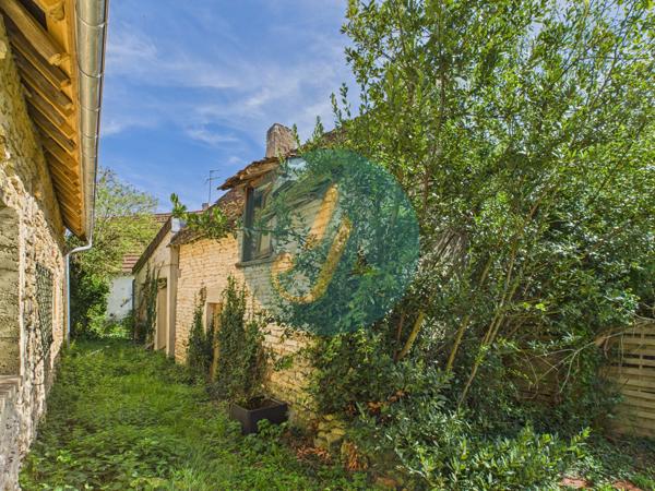 Perroy (58220) Charmante longère en pierres rénovée avec dépendances sur terrain clos.