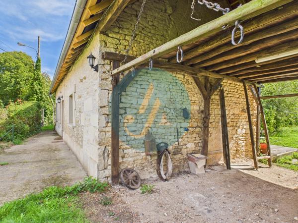 Perroy (58220) Charmante longère en pierres rénovée avec dépendances sur terrain clos.